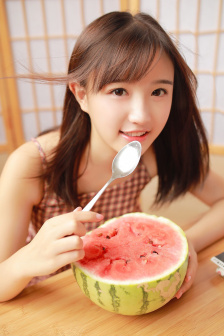 小美女光着全身子洗澡